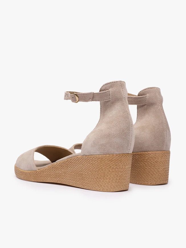 Sand-Sandalen auf Plattformen