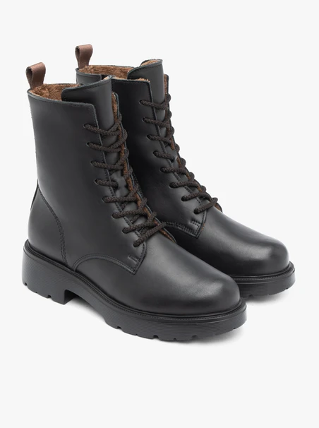 Schwarz genarbte Lederstiefel