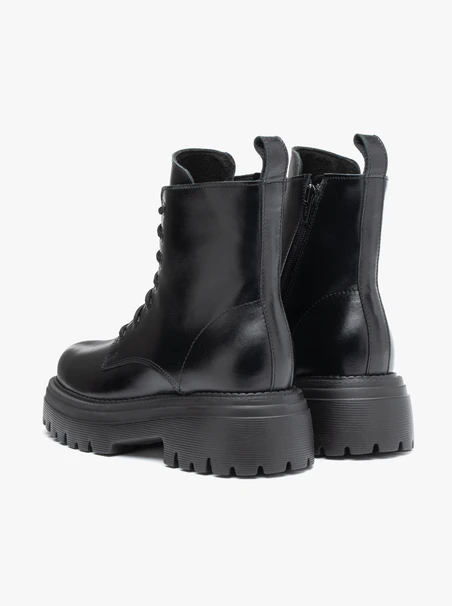 Schwarze Wanderschuhe mit dicker Sohle
