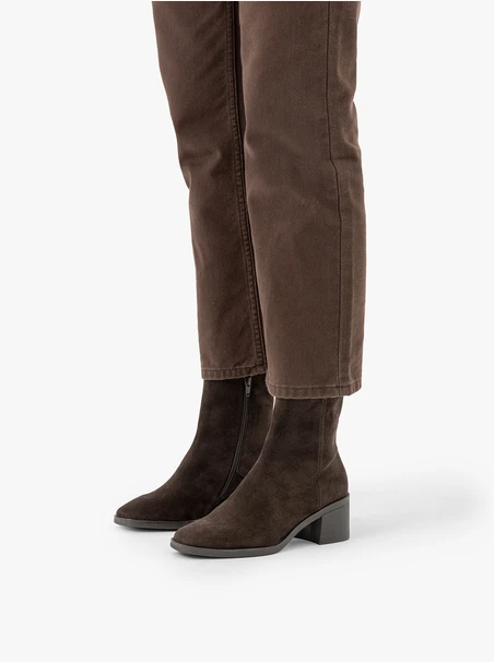 Dunkelbraune Velourstiefel
