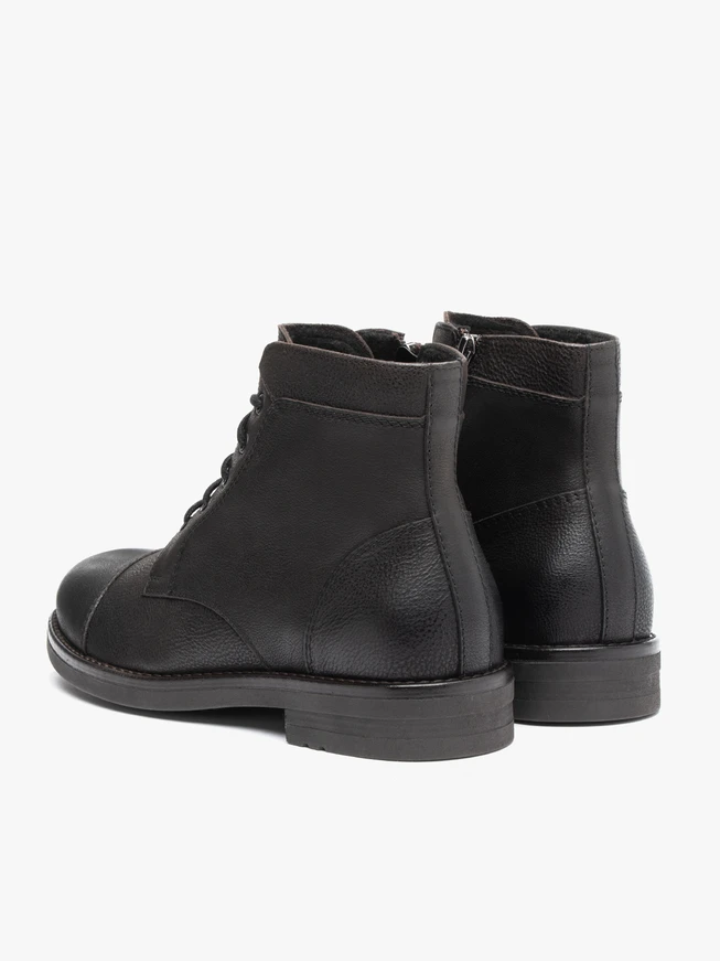 Dunkelbraune isolierte Stiefel