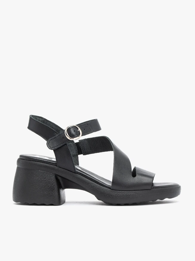 Schwarze Sandalen aus genarbtem Leder