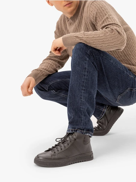 Braune Sportstiefel