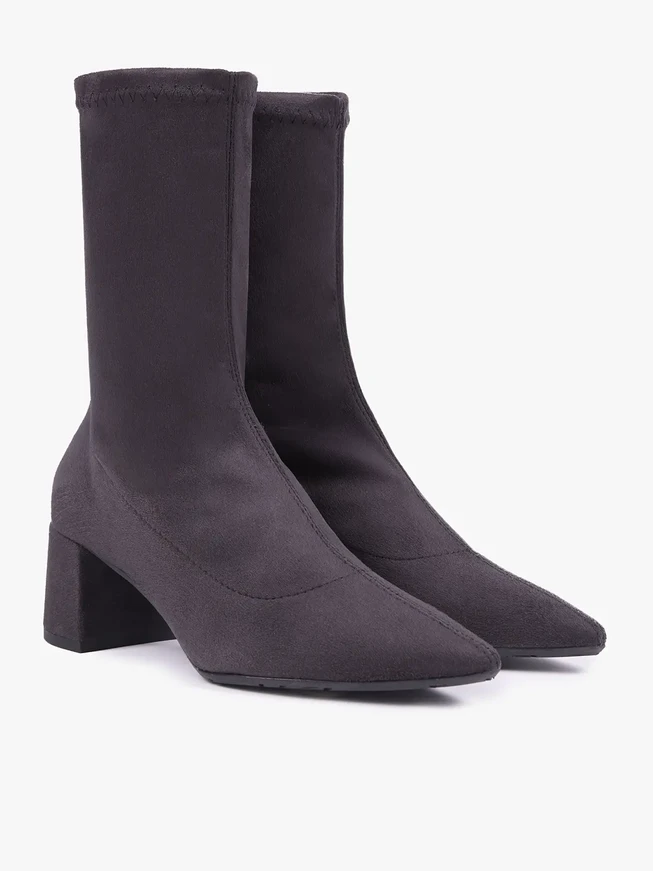 Graue, elastische Stiefeletten, die über dem Knöchel enden