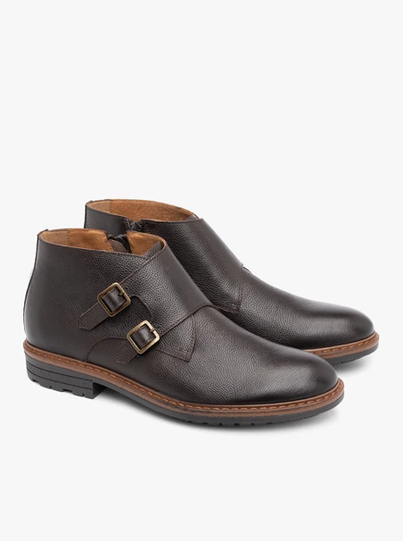 Dunkelbraune Stiefel mit Schnallen