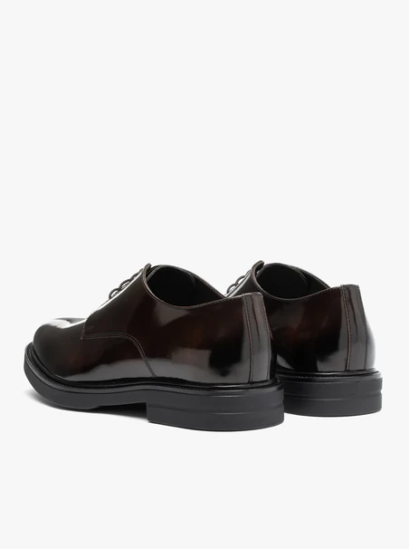 Schwarz lackierte Halbschuhe