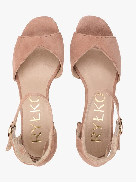 Dreckige rosa Stiletto-Sandalen