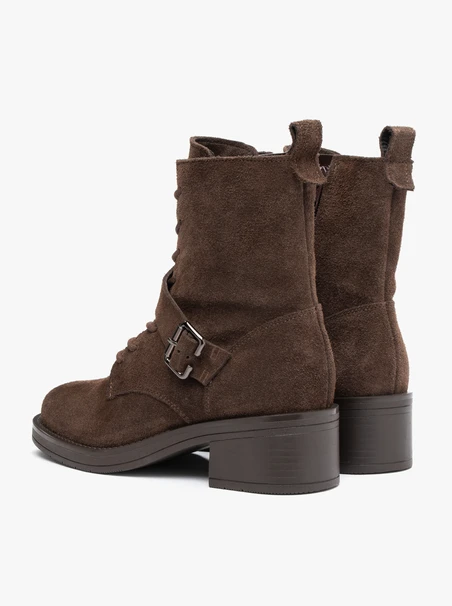 Dunkelbraune Stiefel mit Schnalle
