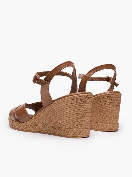 Braune Plateausandalen