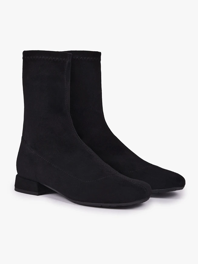 Schwarze, elastische Stiefeletten