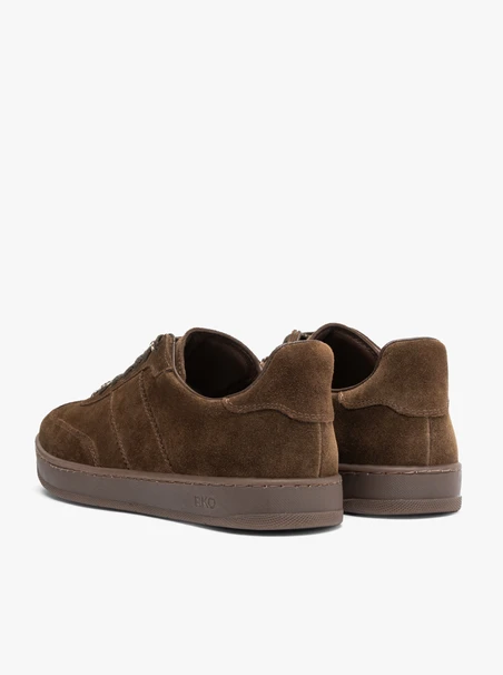 Braune Veloursleder-Sporthalbschuhe