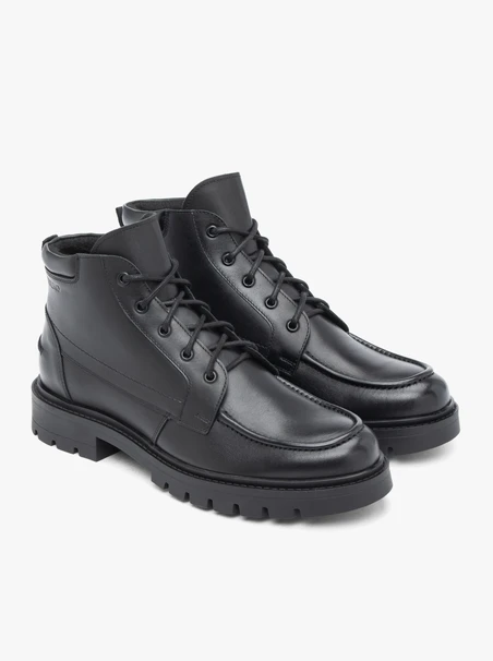 Schwarz genarbte Lederstiefel