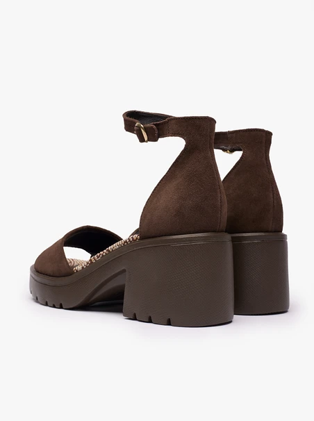 Dunkelbraune Sandalen mit Trapper-Boden