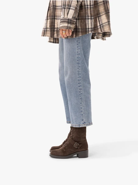 Dunkelbraune Stiefel mit Schnalle