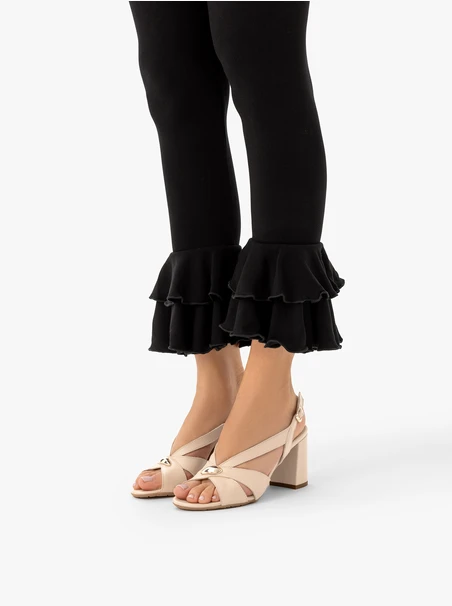 Beigefarbene Sandalen mit Absatz und Verzierung