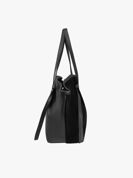 Schwarze Handtasche mit einer einzigartigen Form