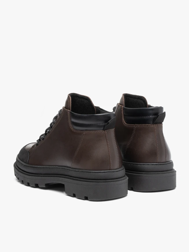 Dunkelbraune Stiefel im Trekking-Stil