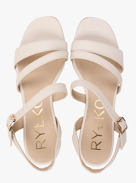 Cremefarbene Riemchensandalen