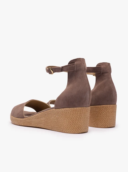 Graue Plateausandalen