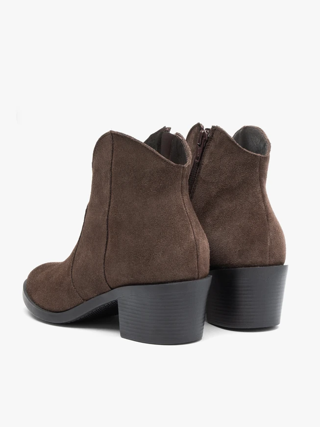 Braune Cowboystiefel aus Veloursleder
