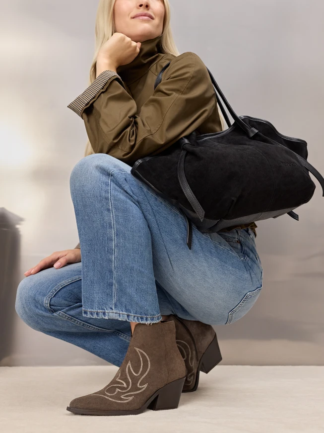 Braune Cowboy-Stiefeletten mit Ziernähten