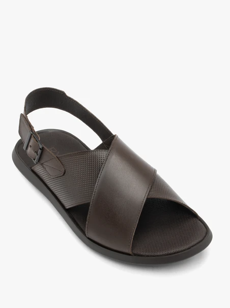 Dunkelbraune Sandalen aus genarbtem Leder