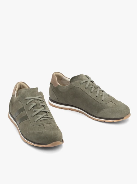 Olivgraue Turnschuhe zum Schnüren