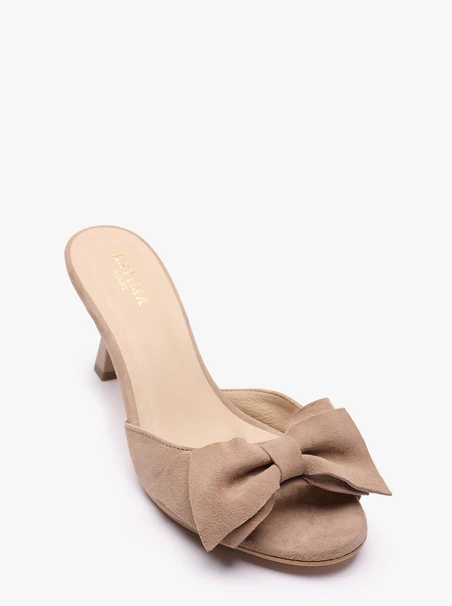 Beigefarbene Flip-Flops mit Absatz und Schleife