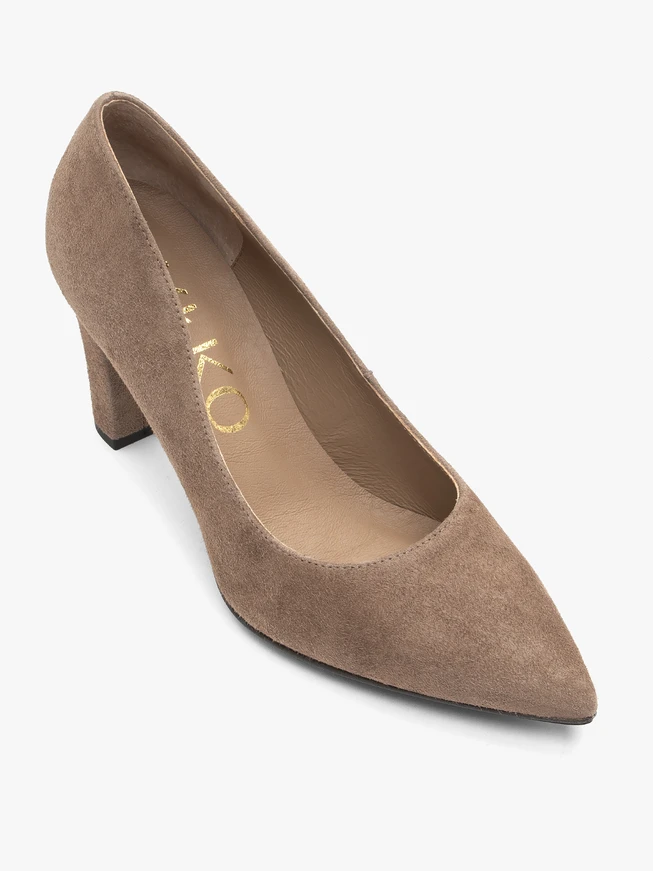 Beigefarbene Velourslederpumps mit Stilettoabsatz