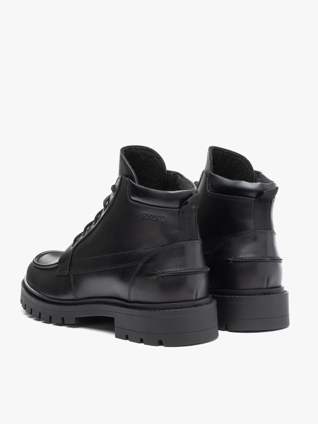 Schwarz genarbte Lederstiefel