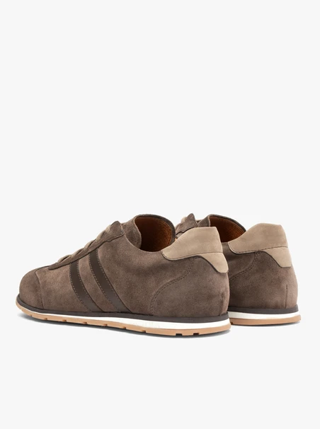 Braune und graue Schnürsneakers