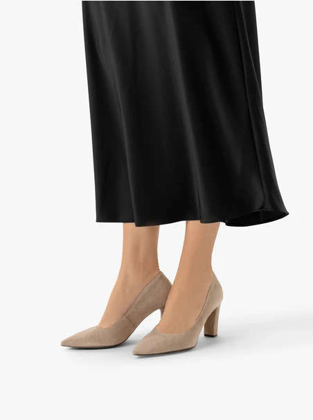 Beigefarbene Velourslederpumps mit Stilettoabsatz