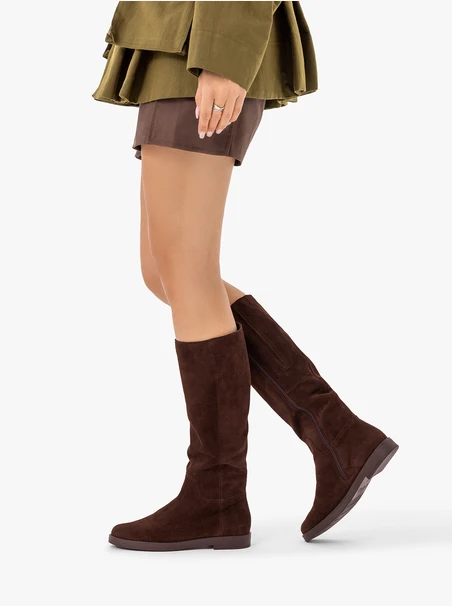 Braune Stiefel mit schmalem Schaft