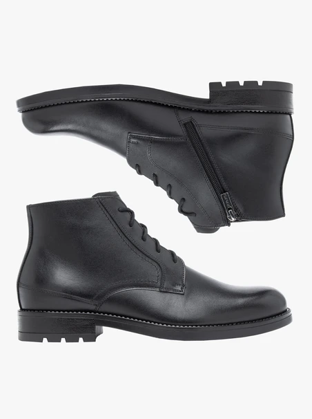 Schwarz genarbte Lederstiefel