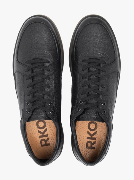 Schwarze Sporthalbschuhe