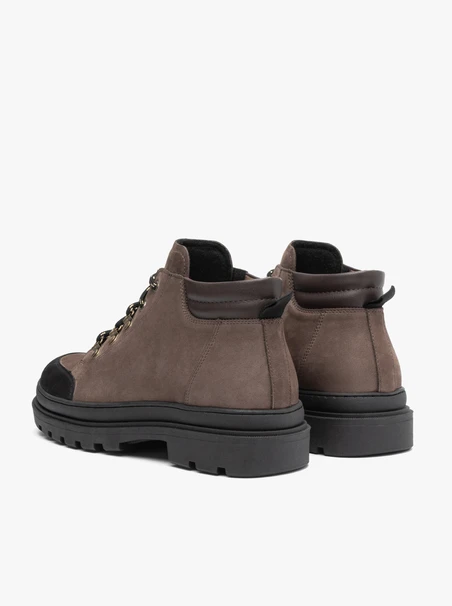 Graue und schwarze Stiefel im Trekking-Stil