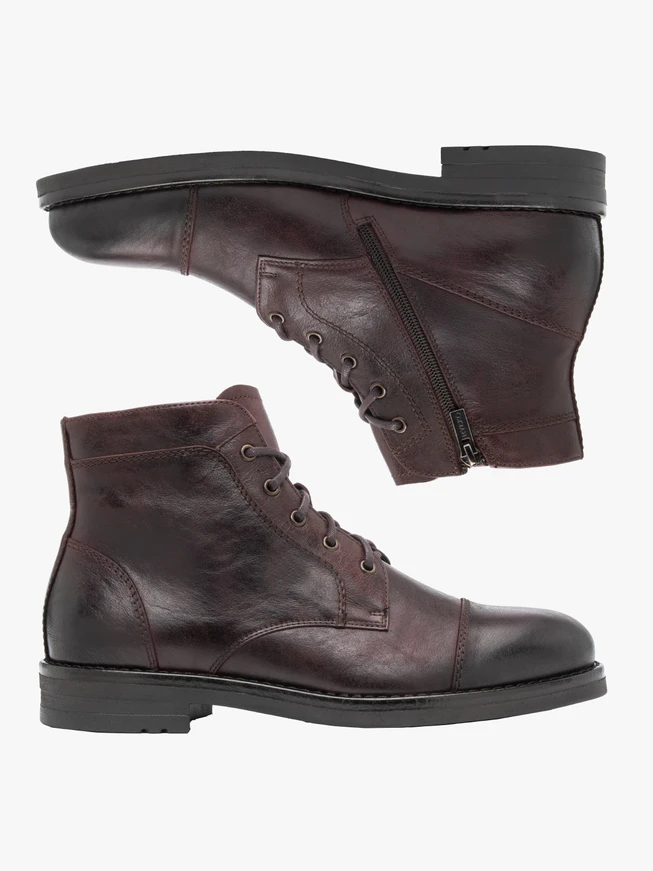 Kastanienbraune isolierte Stiefel