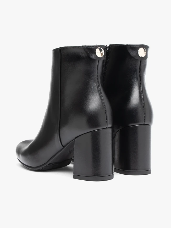 Schwarze Stöckelschuhe aus Leder