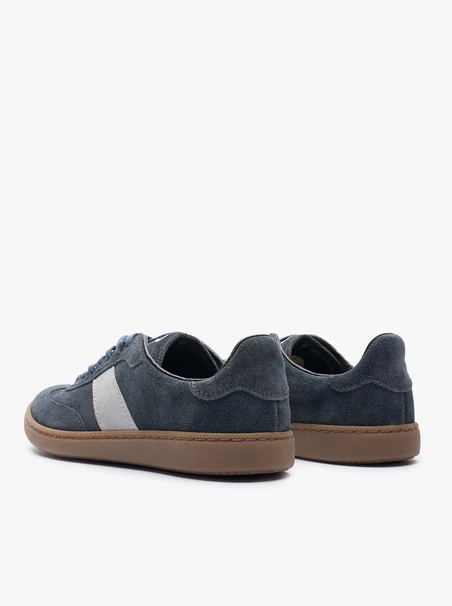 Marineblaue Sportschuhe mit einem hellblauen Streifen