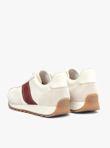 Cremefarbene Sportschuhe mit burgunderrotem Streifen
