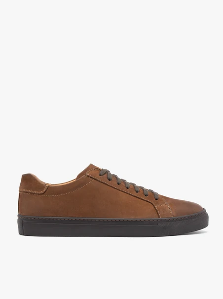 Braune Nubukleder Sporthalbschuhe