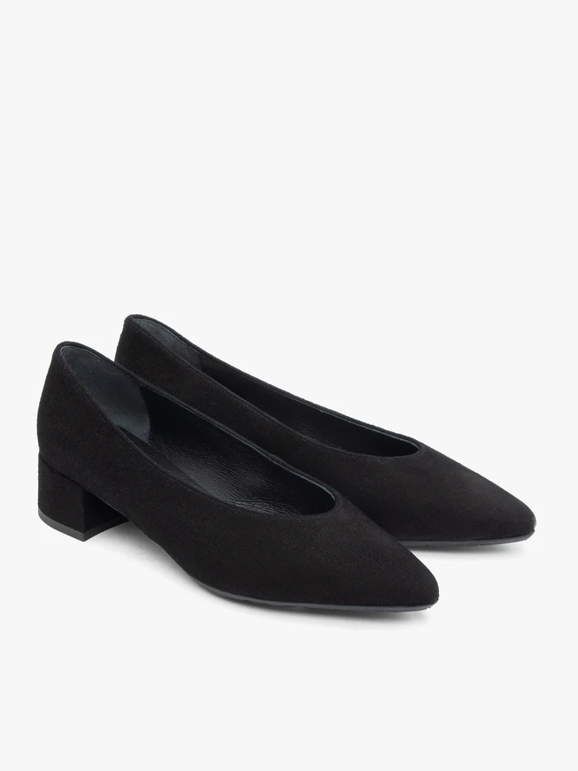 Schwarze Velourspumps mit niedrigem Stilettoabsatz