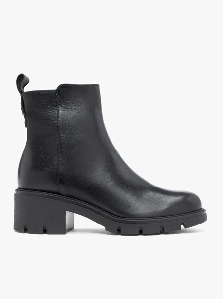 Schwarze solide Stiefel