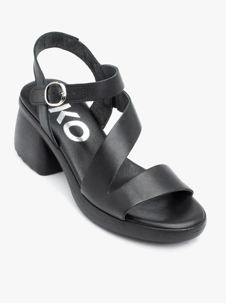 Schwarze Sandalen aus genarbtem Leder