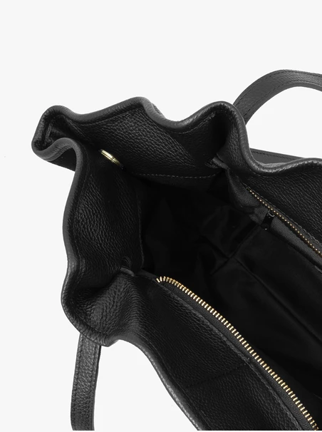 Schwarze Handtasche mit einer einzigartigen Form