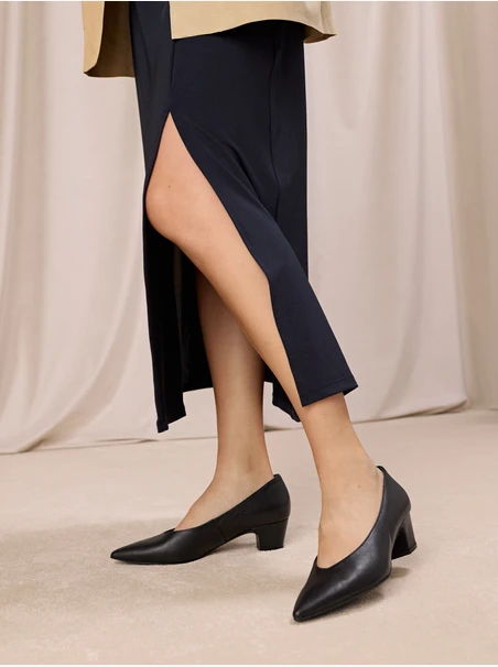 Schwarze Pumps aus Vollnarbenleder mit Stilettoabsatz