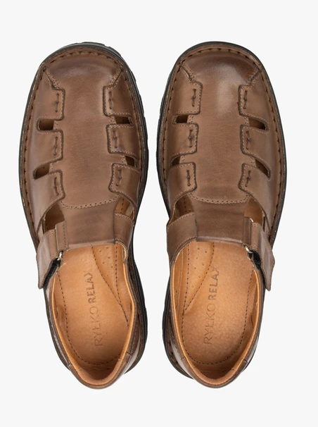 Hellbraune Sandalen aus genarbtem Leder