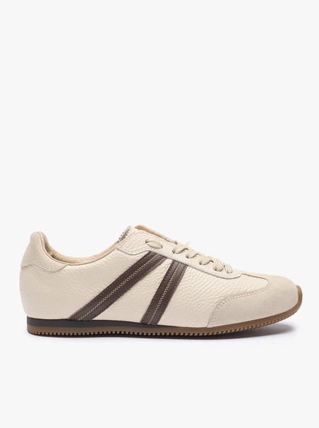 Cremefarbene Sporthalbschuhe mit braunem Riemen