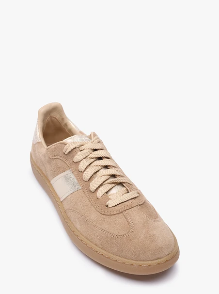 Sandfarbene Sportschuhe mit einem Platinstreifen