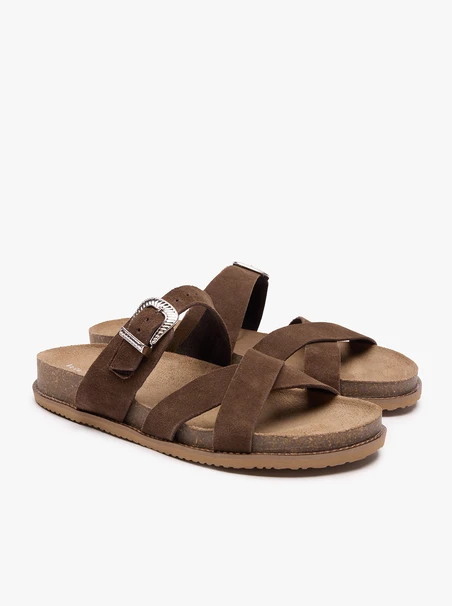 Dunkelbraune Flip-Flops mit dekorativen Schnallenverzierungen